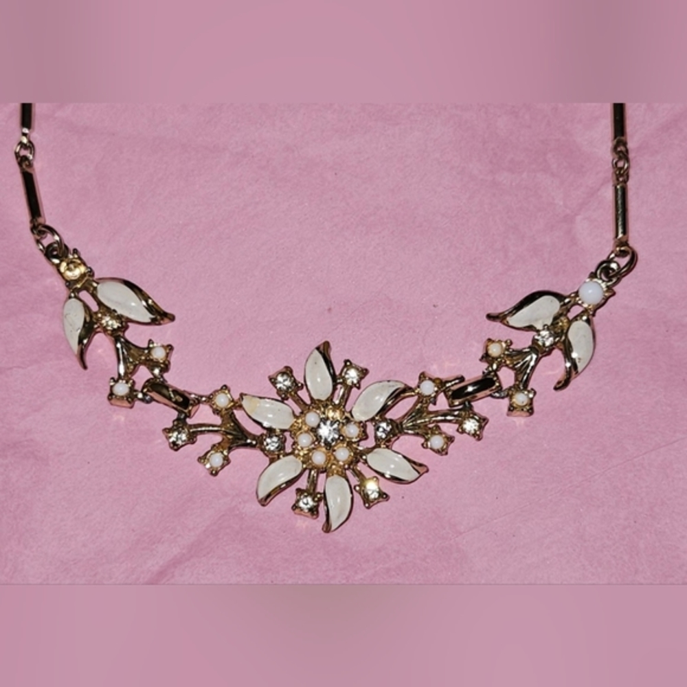 Vintage White Milk Glass Flower Choker Necklace - Picture 2 of 3